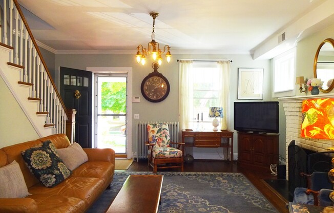 Beautiful Home with Fenced Yard in Rosemont!
