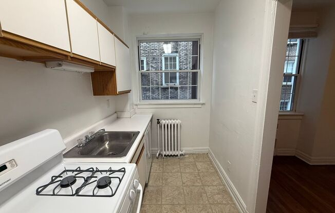 1 bed, 1 bath, 962 sqft, $1,510, Unit New King Edward  306