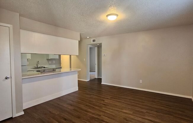 2 beds, 1 bath, 700 sqft, $795, Unit 30306