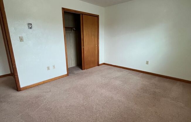 2 beds, 1 bath, 903 sqft, $1,170, Unit J-7