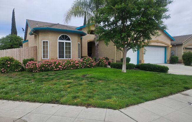 Super-Nice 4 bed, 2 bath, 3 car garage home in N.W. Fresno!