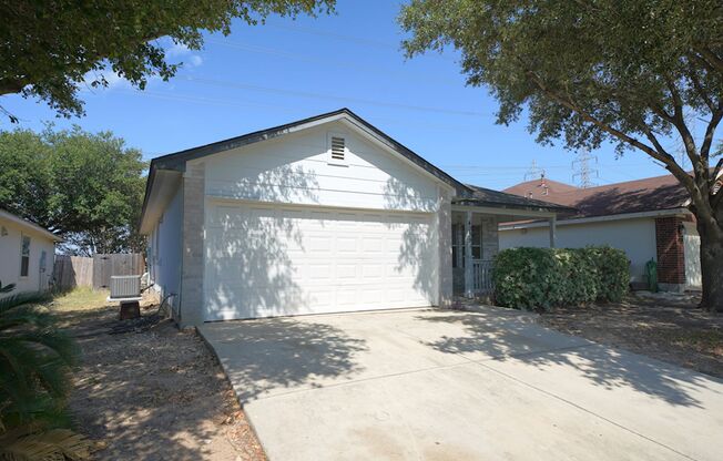 Great 3/2 Single Story Home Now Available in Escondido Creek (Converse)!