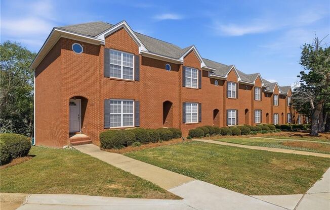 Brick Townhome in Meadowbrook!