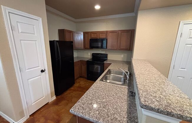 3 bed 2.5 bath townhome located near 1604 and I35