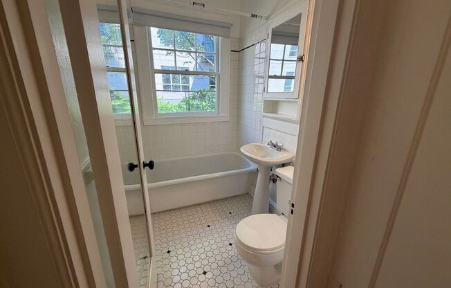 Studio, 1 bath, 320 sqft, $1,149, Unit 05