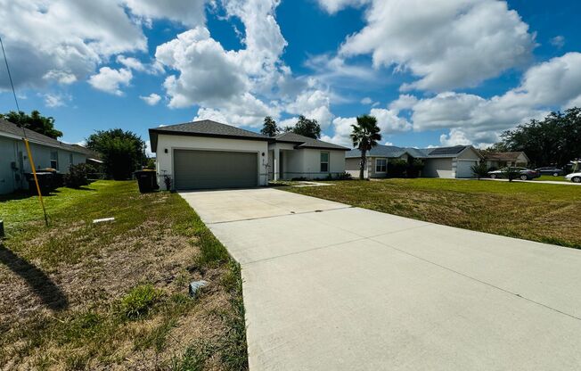 GORGEOUS 4 Bedroom, 2 Bathroom Home in Poinciana!!