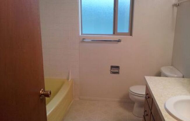 2 beds, 1 bath, $1,250, Unit 05