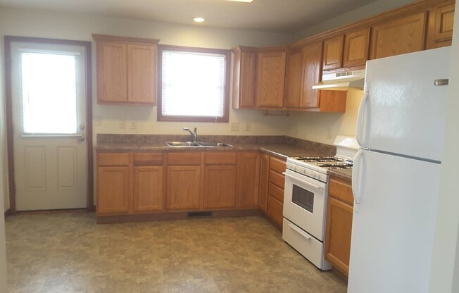 $100 OFF FIRST MONTH RENT - 2 Bedroom Duplex in Nappanee!