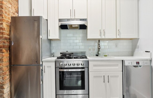 431 W 22 ST