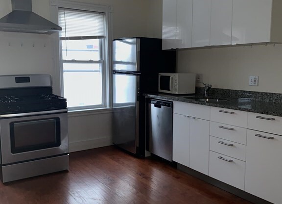 3 beds, 1 bath, $3,200, Unit 1