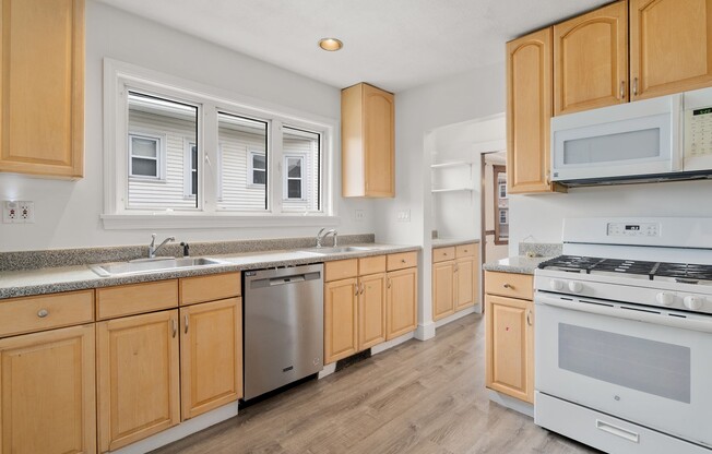 3 beds, 1.5 baths, 1,100 sqft, $3,150, Unit 38