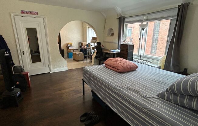 Tudor Hall~ Shadyside on the boarder of Oakland and Bloomfield~ convenient walkable location
