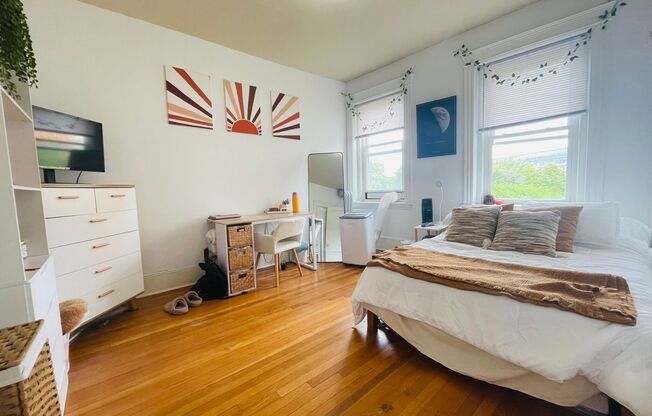 2 beds, 1 bath, 664 sqft, $3,350, Unit 43