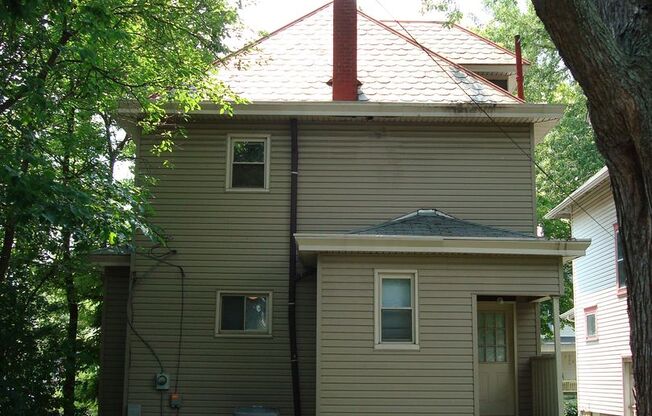 2326 Indianola Ave