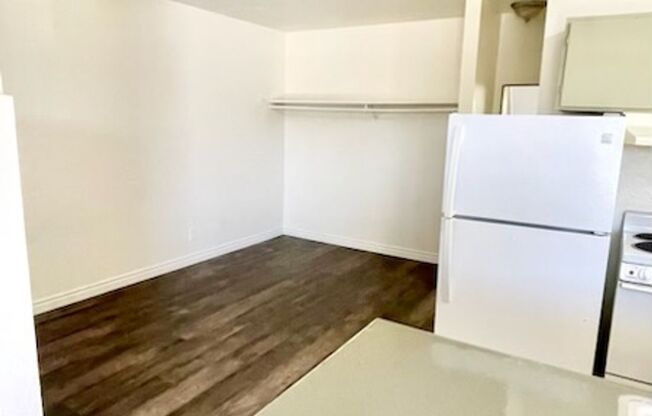 Newly Renovated & Bright Studio in Henderson - Utilities Included!