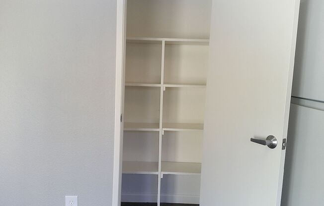 1 bed, 1 bath, 690 sqft, $1,400, Unit 54