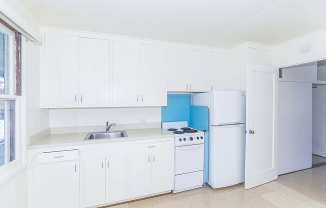 Waiola - upstairs 1 bedroom with 1 parking - window air conditioner in bedroom..