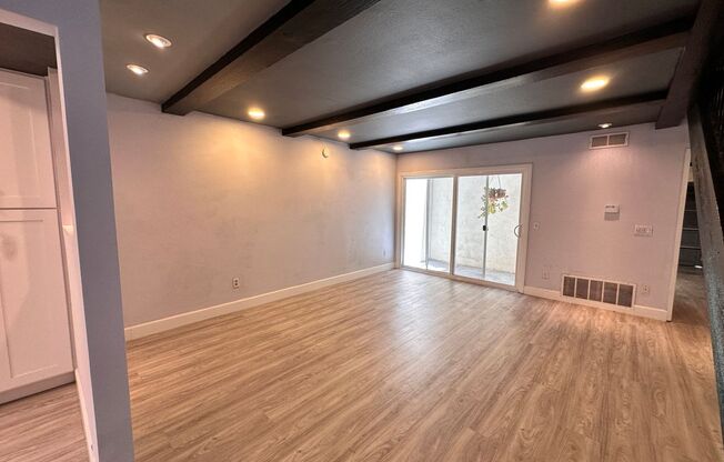 Townhouse - 2 Story, 3 Bedroom in the Beautiful City of Costa Mesa!