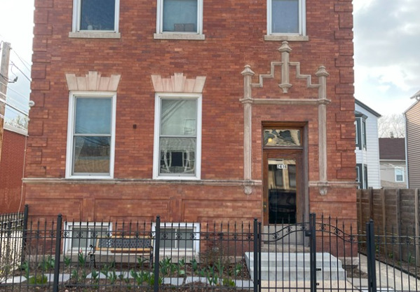 2416 N WASHTENAW AVE