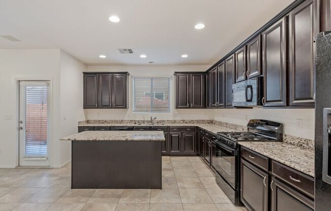 3 Bedroom, 2.5 Bath SFR in Mountains Edge