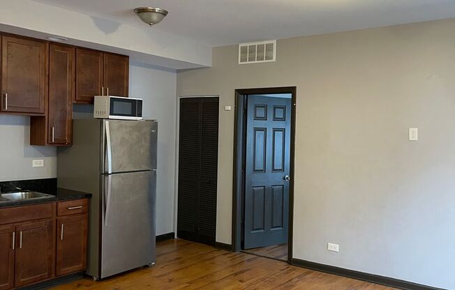 2 beds, 1 bath, $1,686, Unit 7842-210