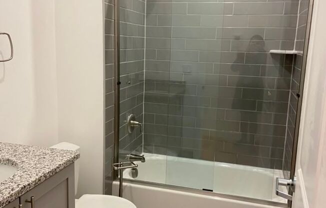 2 beds, 1 bath, 9,999 sqft, $2,250, Unit 64-403