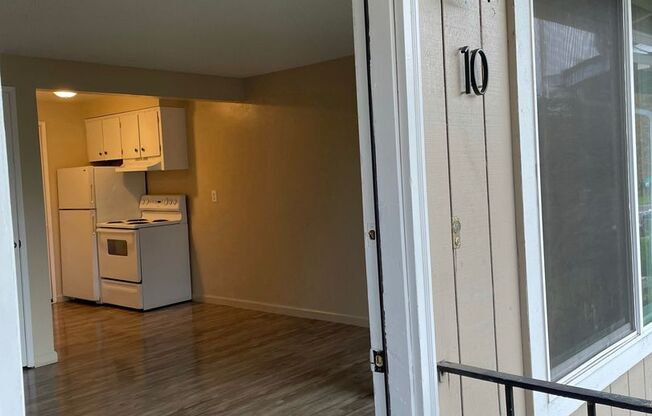 2 beds, 1 bath, 700 sqft, $1,350, Unit 10