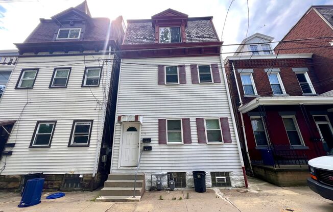 Troy Hill - 3 Bedroom 1.5 Bathroom - Updated Duplex