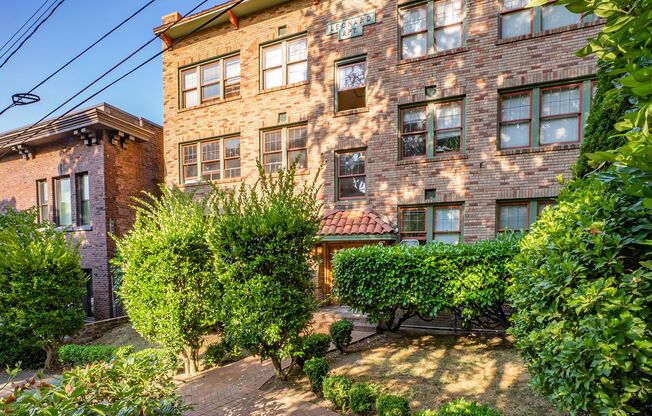 Studio, 1 bath, 430 sqft, $1,675, Unit 306