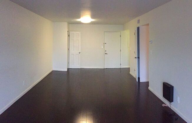 1 bed, 1 bath, 700 sqft, $2,300, Unit 216