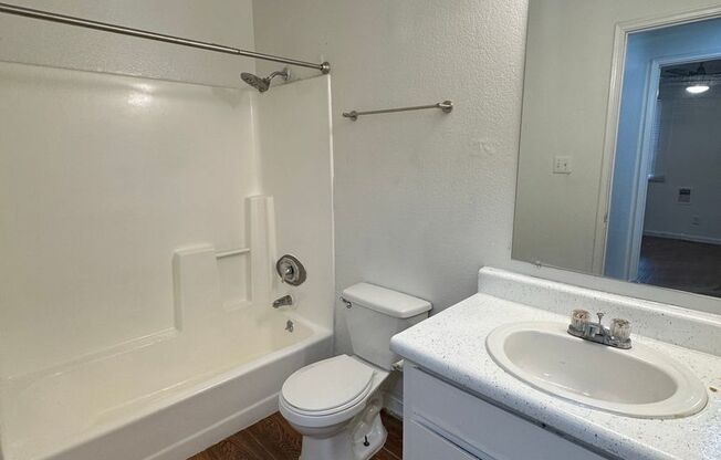2 beds, 1 bath, 702 sqft, $1,175, Unit 6-2050