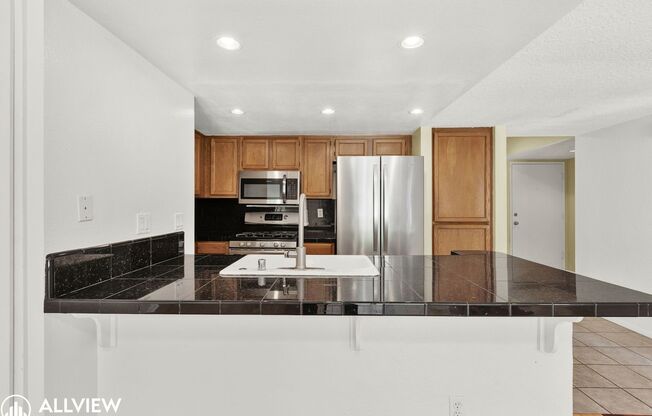 *MOVE-IN SPECIAL $100 OFF FIRST MONTH'S RENT*   Stylish Downstairs 2-Bedroom Corner Unit in Scripps Ranch