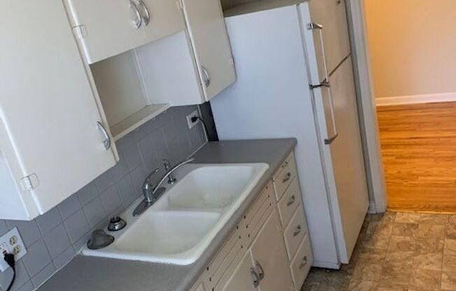 1 bed, 1 bath, $1,200, Unit 23