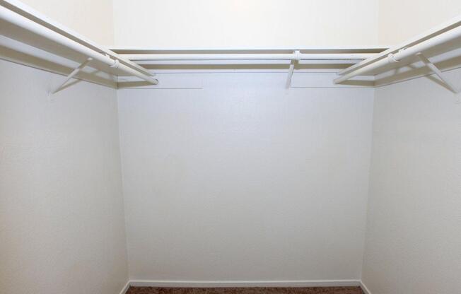 2 beds, 1 bath, 900 sqft, $1,740, Unit 17-111