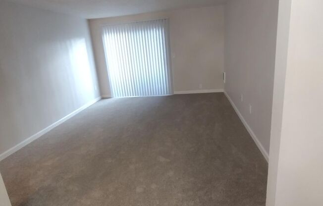 3 beds, 1 bath, 943 sqft, $1,675, Unit 086