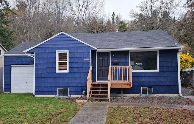 Renton home - West of Maplewood area off of Hwy 169 - 4 bedroom 2 bathroom - Available NOW for move in!