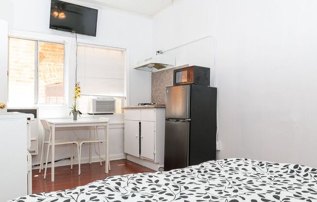 Studio, 1 bath, 196 sqft, $1,095, Unit 19