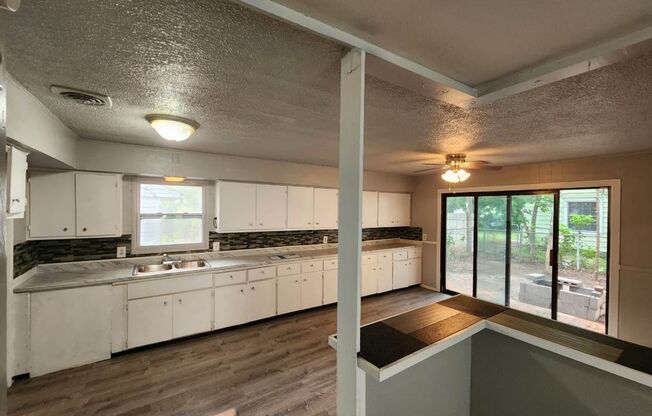 3 Bdr Large Single Family House in a Nice Neighborhood - Available NOW