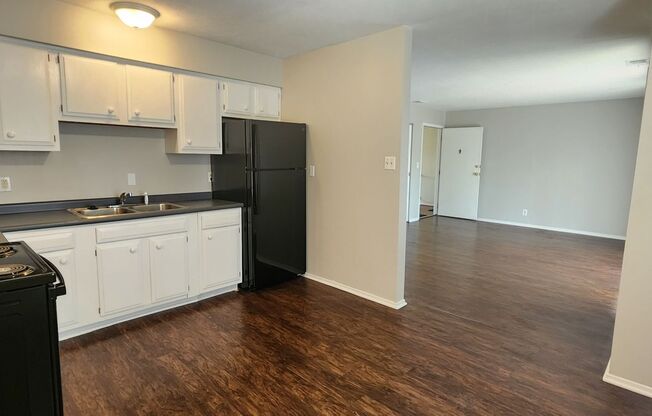 2 beds, 1 bath, 810 sqft, $999, Unit 9302 Aylesbury Dr #4