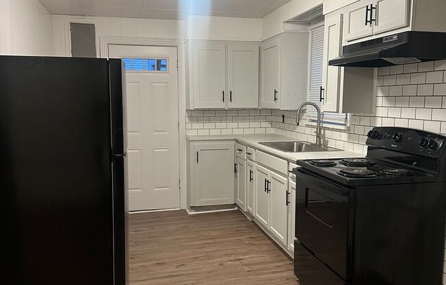 1 bed, 1 bath, $1,000, Unit 105