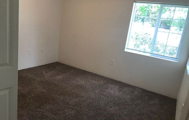 2 beds, 1 bath, 950 sqft, $1,550, Unit D-02