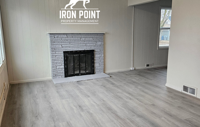 Renovated 3bed/2bath home w/gas fireplace, garage, near downtown Caldwell.