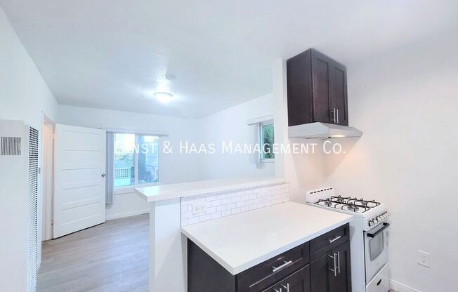 519 W 8 ST