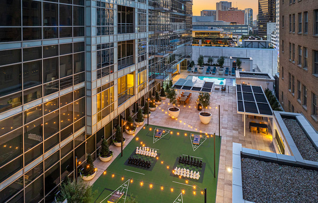 Rooftop terrace with games and ample seating - Main 3 Downtown