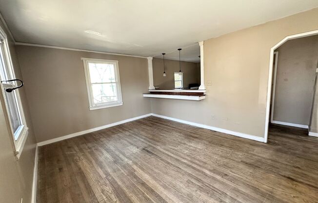AFFORDABLE 2BEDROOM 1 BATH W/ SPACIOUS FENCED BACKYARD AND HARDWOOD FLOORS