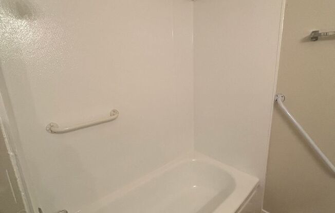 2 beds, 1 bath, 845 sqft, $1,625, Unit 28