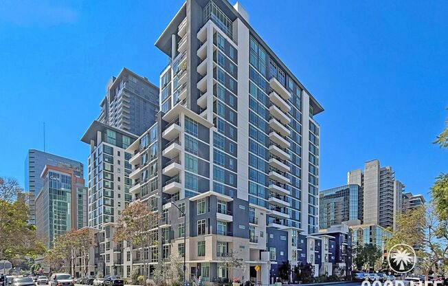 Charming 2BD/1BA Condo in Downtown W/ A/C, W/D, Community Pool, Spa, & Gym!