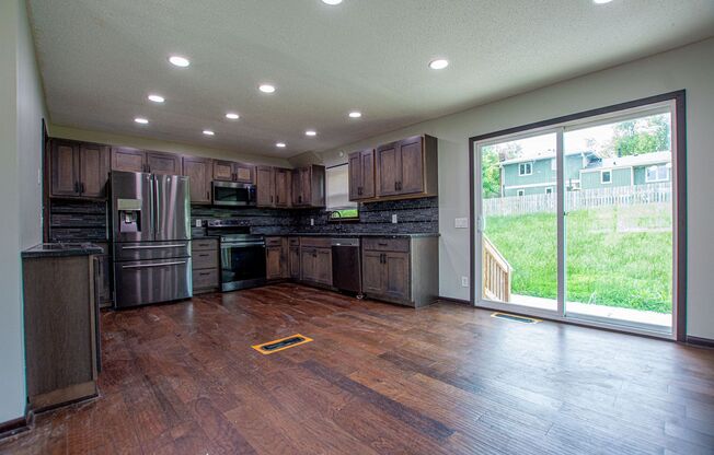 Move in Special! $400 off First Months Rent! 3 Bedroom / 2.5 Bath off 120th and Blondo