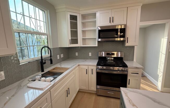 EPIC REA: Charming 2 Bed/ 1 Bath Home in Oakland’s Foothill Neighboorhood