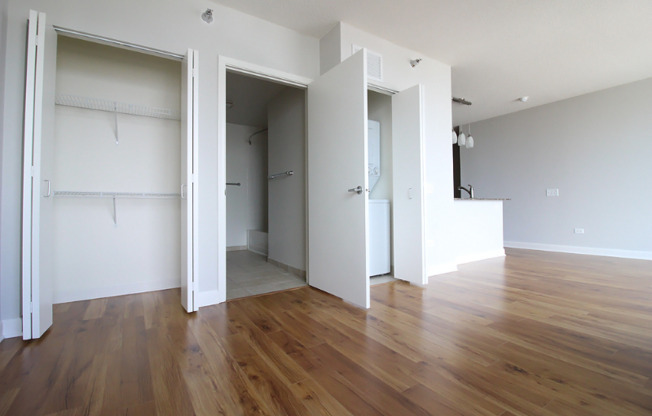 499 W FULTON ST